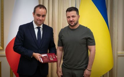 Зеленский встретился с министром вооруженных сил Франции и наградил его орденом