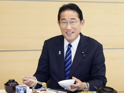 Премьер-министр Японии съел рыбу из Фукусимы на камеру, чтобы доказать безопасность