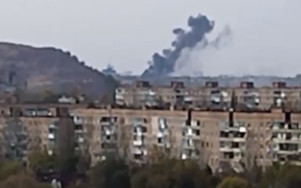 В Донецке раздаются взрывы: прилетело в район воинской части (видео)