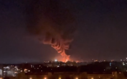 Огонь поднимается до неба: во временно оккупированном Донецке горят склады с горючим (видео)