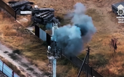 Украинские военные дроном попали в мощную башню радиосвязи оккупантов (видео)
