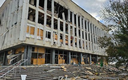 Ракетный удар по Херсону: уничтожили библиотеку и убили мужчину на собственном дворе (фото)
