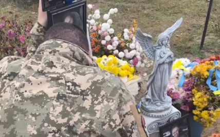 В Сети появилось щемящее видео, как командир приехал с востока на могилу своего погибшего подчиненного
