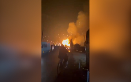 Мощные взрывы под Мариуполем: горит вражеский склад боеприпасов и стоянка техники (видео)