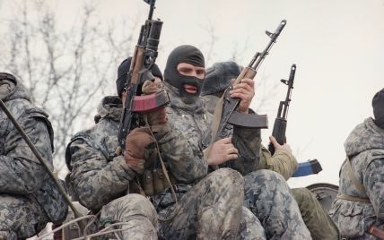 Российские оккупанты на поле боя грабят своих убитых побратимов: снимают одежду и обувь