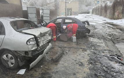 Россияне обстреляли автостоянку в Херсоне: погибли два водителя (фото)