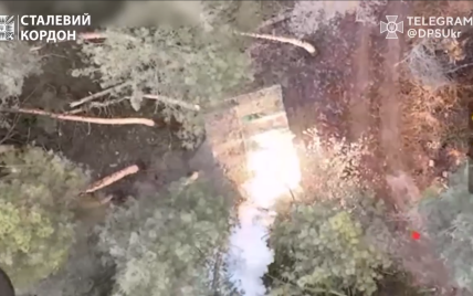 Пограничники из дрона уничтожили блиндаж и технику россиян: момент попал на видео