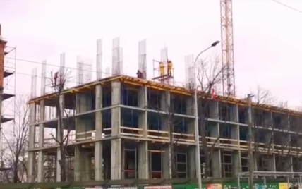 Оккупанты строят многоэтажку на месте уничтоженного символа Мариуполя (видео)