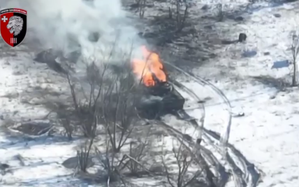 Украинские военные дроном-камикадзе феерически сожгли российский танк (видео)