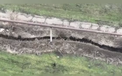 Оккупант пытался спастись от украинского дрона лопатой (видео)