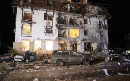 Удар по гостинице в Харькове: спасатели показали видео с места атаки