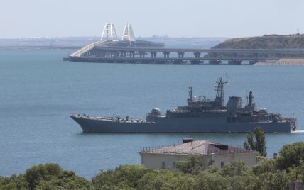 В Крыму прозвучала серия взрывов: Крымский мост снова в дыму