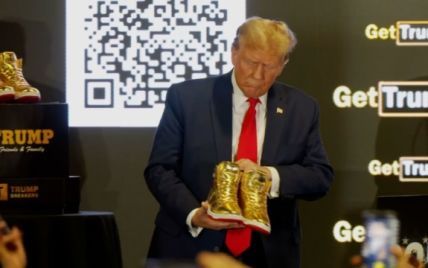 Трамп представил золотые кроссовки