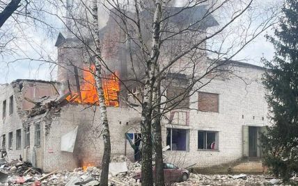Враг атаковал УАБами город на Черниговщине: уничтожен дом культуры, есть раненые (фото)