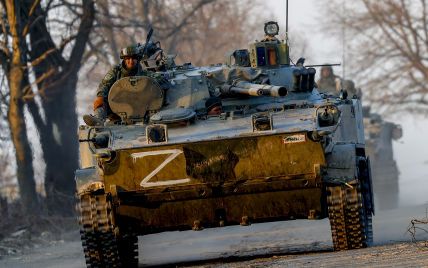 В оккупированном Донецке заметили российские танки-"избушки": видео
