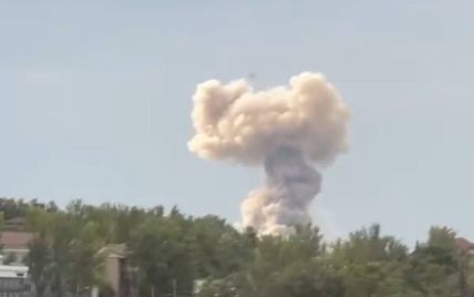 На базе оккупантов в Донецке раздался мощный взрыв: видео