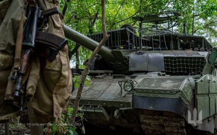 Оккупанты бросили новейший танк на поле боя: бойцы 68-й бригады показали затрофеенную технику