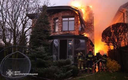 Атака на Днепр: в ГСЧС показали фото разрушений