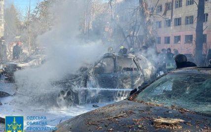 Разбитые квартиры и сгоревшие авто: последствия атаки на Одессу сняли на фото