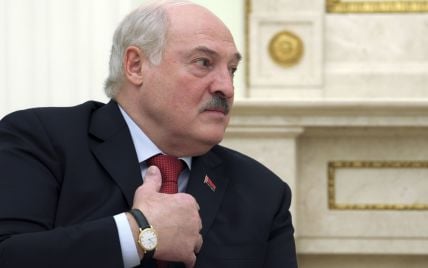 "Володю, це не я": Лукашенко на початку війни вибачався й пропонував вдарити по заводу в Білорусі – Зеленський