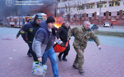 Росіяни завдали удару авіабомбами по Запоріжжю: Зеленський повідомив про десятки вбитих та поранених (відео)