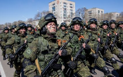 Знайшли свою "ганчірку" в смітнику: окупанти проводять масові обшуки у Генічеську серед українців